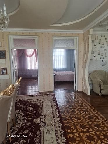 30 mine evler: 2 mərtəbəli geniş mənzil/in - Zal: iri ölçülü, sütunlu tavan dekoru — 9