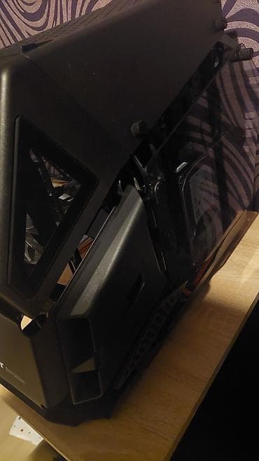 Korpuslar: Thermaltake AH T200 "helikopter" üslubunda dizayn edilmiş, açıq — 9