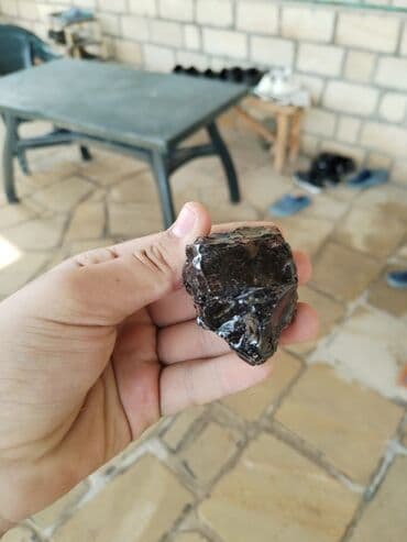 qizil uezuek type 1: Tünd qəhvəyi-qara rəngdə, şüşəvari parıltıya malik təbii daş parçası — 1