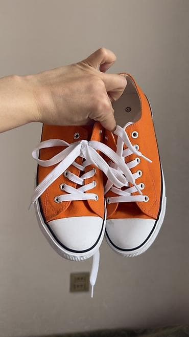 first class: Narıncı rəngli kətan idman ayaqqabısı (klassik low-top model) Tam — 1