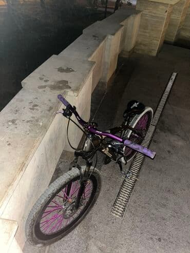 Bu dağ velosipedi qara rəngdə çərçivəyə və bənövşəyi detallara