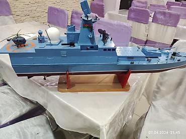 Mavi rəngdə, taxtadan hazırlanmış gəmi modeli. Modelin üzərində lalafo.az -da Mavi rəngdə, taxtadan hazırlanmış gəmi modeli. Modelin üzərində