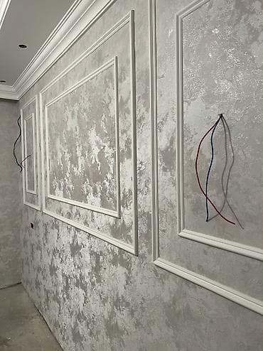 sadə alçipan fiqurları: Dekorativ divar boyası və klassik plintus/kapitel profilləri ilə — 10