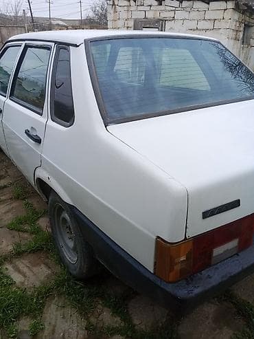 диски на ваз 21099: VAZ 21099, ağ rəng, sedan kuzov. Xüsusiyyətlər: - Kuzov: 4 qapılı — 2