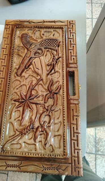 купить стол для бильярда: Bu, taxtadan hazırlanmış oyma nard dəstidir. Dəstin qapağında cizgi — 3