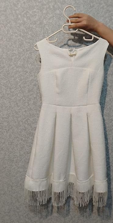 Ağ rəngdə qadın donu. - Model: Ətəyə doğru plisəli, ətək hissəsi