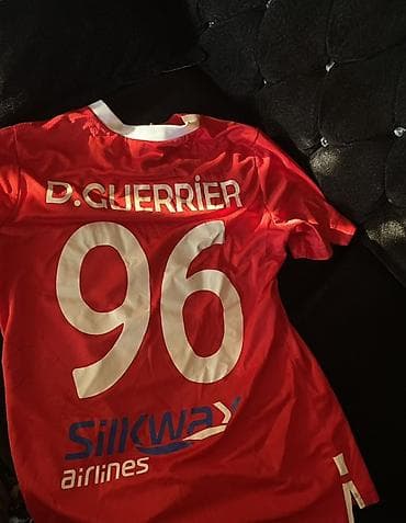 рабочая форма: Qırmızı futbol forması – arxa hissədə “D. GUERRIER” yazısı və 96 — 1
