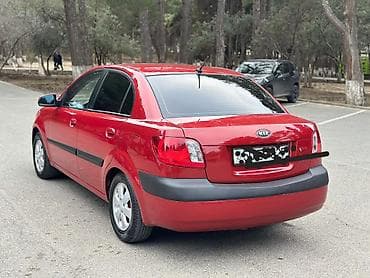 kia optima oluxanasi: Kia Rio sedan – qırmızı rəng, 4 qapı, kompakt şəhər avtomobili. - — 4
