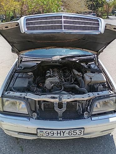 Nəqliyyat: Mercedes-Benz C-Class sedan (W202), ağ rəng. - Kuzov: 4 qapılı sedan — 8