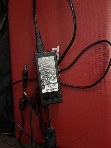 en ucuz notebook: Toshiba noutbuk – qırmızı korpuslu, tam ölçülü klaviatura və ayrıca — 7