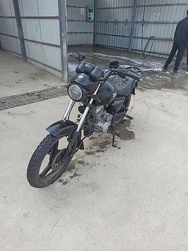 matasklet satisi: Qara rəngdə standart tipli motosiklet. Benzinlə işləyən mühərriki var — 4