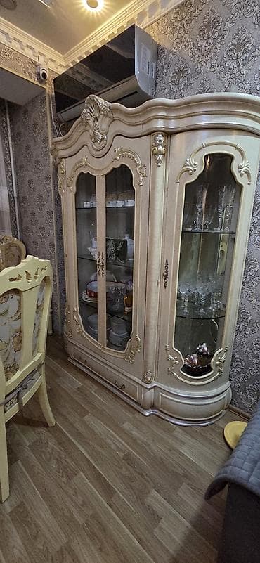 reception masa: Klassik üslubda yemək otağı mebel dəsti Tərkib: - 1 ədəd böyük vitrin — 5