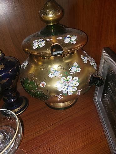 qızıl qabı: Qızılı bəzəkli, əl işi çiçək naxışlı şüşə içki paylayıcısı (samovar — 1