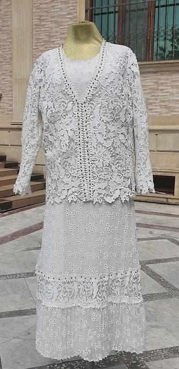 Ağ rəngdə zərif iki hissəli dəst – uzun don və üzərinə geyinilən