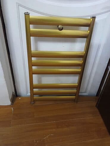 Tavan: Qızılı rəngli dəsmal radiatoru (döşəmə üstü/quruluş üçün). - — 1