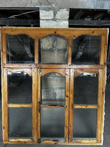 seyf qapi zamoklari: Taxta çərçivəli, şüşəli pəncərə bloku 1,4*1,6 m ölçülərdə təbii görüc — 1