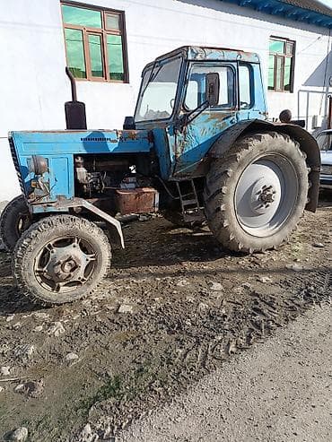 MTZ Belarus təkərli traktor - Korpus: klassik mavi kabinəli Belarus