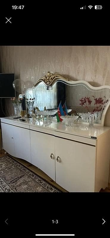 Bufetlər: Merinos mebel Ağ rəngli klassik bufet-konsol və iri güzgü dəsti. Tv — 1