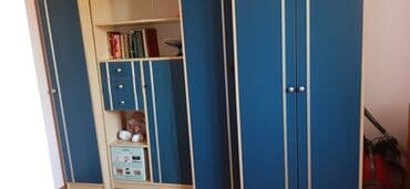 стол для наращивания ногтей: Mavi və bej rənglərdə olan bu böyük divar mebeli, geniş saxlama həcmi — 1