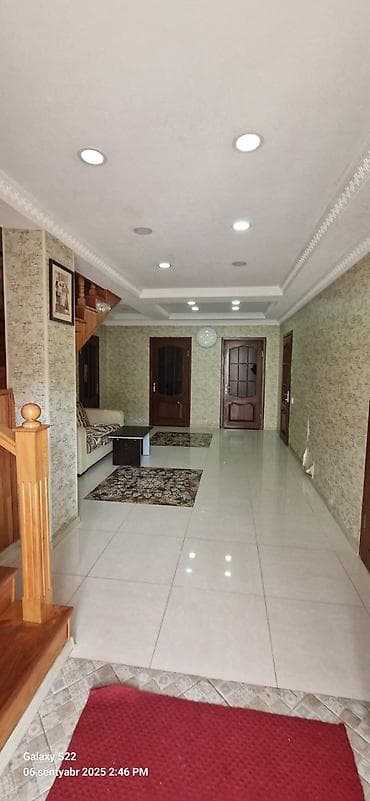 20 ci sahe ev: Satılır: həyət evi və əlavə tikili - İki mərtəbəli ağ rəngli həyət — 9