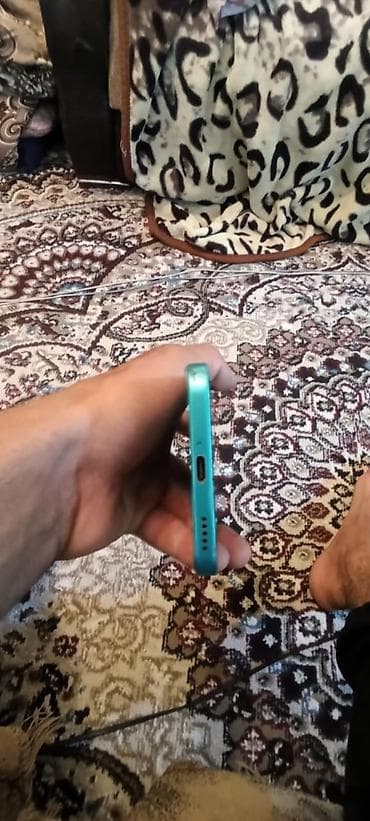 Satılır: yaşıl rəngli smartfon Xüsusiyyətlər: - Korpus: düz kənarlı — 2