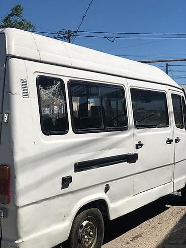 Nəqliyyat: Ağ rəngli mikroavtobus/van. Xüsusiyyətlər: - Uzun və yüksək damlı — 3