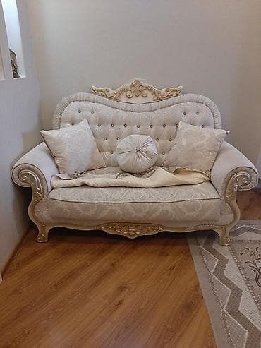Klassik üslubda, zərif oyma detallı 2 nəfərlik divan. - Rəng
