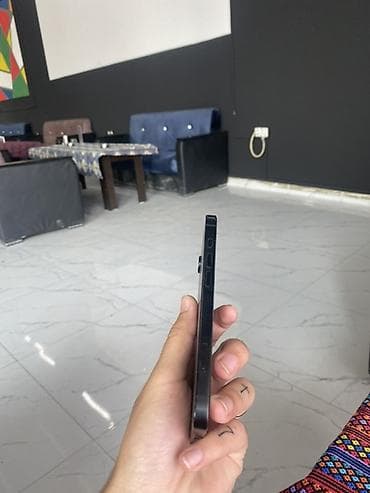 iphone 3gs: IPhone 16e, Qara, Simsiz şarj — 2