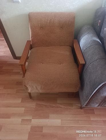 balka: Taxta qoltuqlu yumşaq kreslo - Rəng: qəhvəyi (teksturalı parça) - — 1