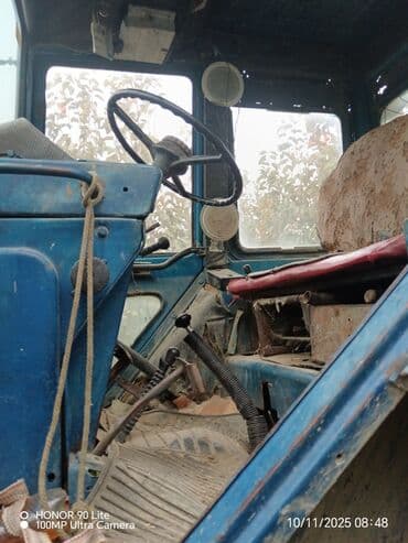 ot biçən traktor: Mavi rəngli təkərli kənd təsərrüfatı traktoru - Universal kabinəli — 5