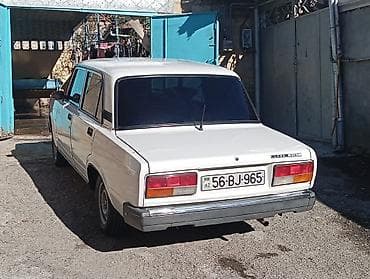 ford transit arxa stop: Lada 2107, ağ rəng, sedan kuzov. Xüsusiyyətlər: - Arxa ötürücülü — 3