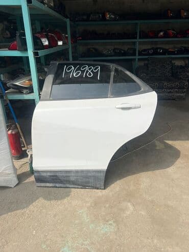 белый стол на кухню: Ağ rəngli Chevrolet avtomobilin arxa bamperi və sol arxa qapısı. Bu — 2