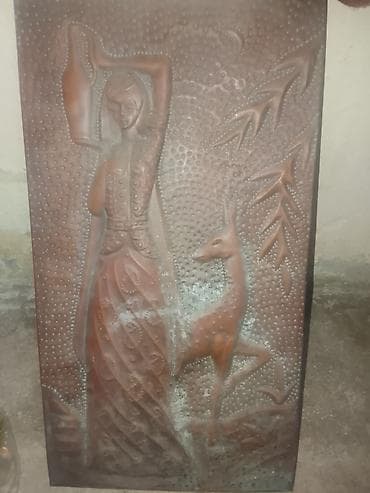 divarda fiqurlar: Misgir-texnika ilə işlənmiş bədii metal relyef panel - Material — 1