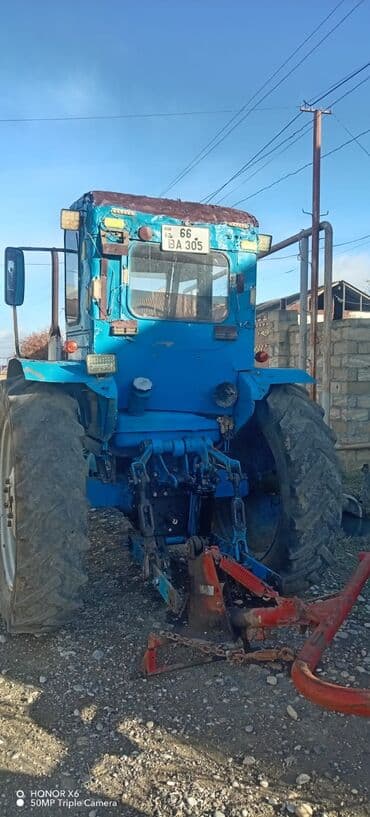 tap az mini traktor: Mavi rəngli MTZ tipli təkərli traktor. Xüsusiyyətlər: - Dizel — 2