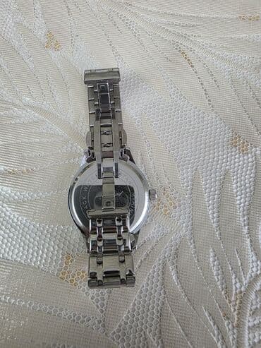 Şəxsi əşyalar: 🕰️ Mexanizm: Kvars (Quartz) 📅 Təqvim: Gün və tarix göstəricisi (Gün / — 3