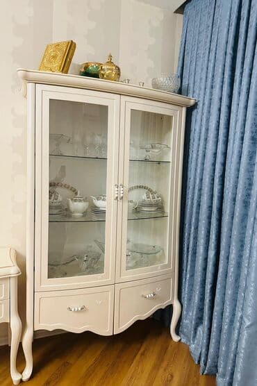 Klassik üslubda qonaq otağı mebel dəsti - Vitrin şkaf: İki şüşə