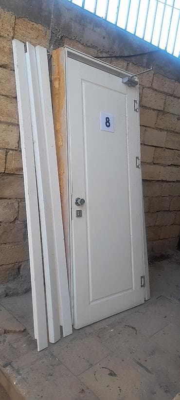 seyfi qapi: Ağ rəngli giriş/qapı komplekti - Material: metal karkaslı, hamar ağ — 3