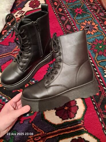 bot kişi: Qara rəngli uniseks bağcıqlı qış botları - Model: uzun boğaz, klassik — 3