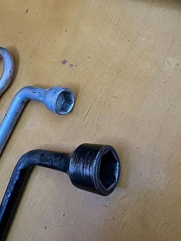 Mexaniki əl alətləri: Teker acari zavod mawinin ustunde gelendi 10 azn
Buksurlar 5 azn — 1