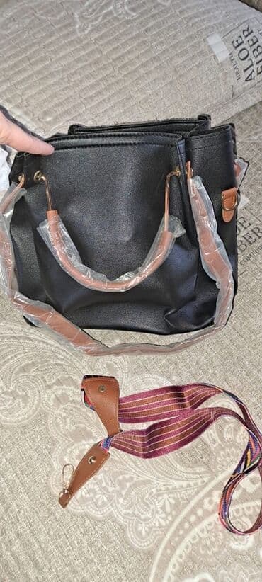 qadin ucun pul qablari: Qadın əl çantası - Rəng: qara gövdə, qəhvəyi dəri detallar - — 2