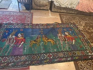 Təsvir: - Unikal naxışlı xalça/rəzdərili kilim. - Əsas kompozisiya