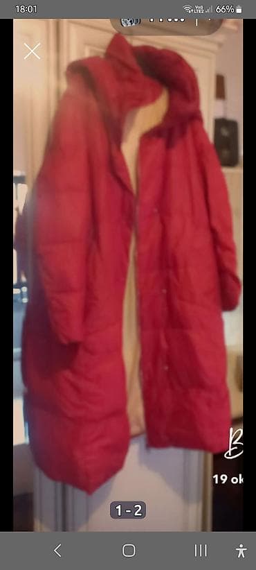 Qadınlar üçün uzun qış paltosu – qırmızı rəngdə - Model: kapüşonlu