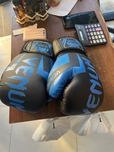 idman əlcək: Məhsul: Venum boks əlcəkləri - Rəng: qara–mavi - Marka və loqo: Venum — 1