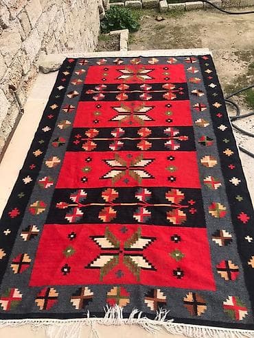 qedimi pullar: Əl toxuması xalça – qırmızı, qara və boz zolaqlı kompozisiya, klassik — 5