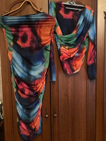 Rəngarəng printli, uzunqol iki hissəli qadın dəsti: - Üst: Asimmetrik