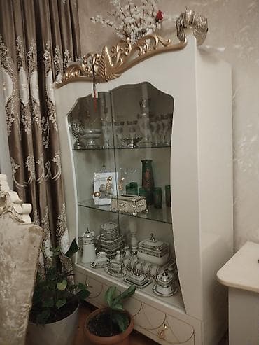 Rəf vitrinləri: Şüşəli dolab vitrini — 3