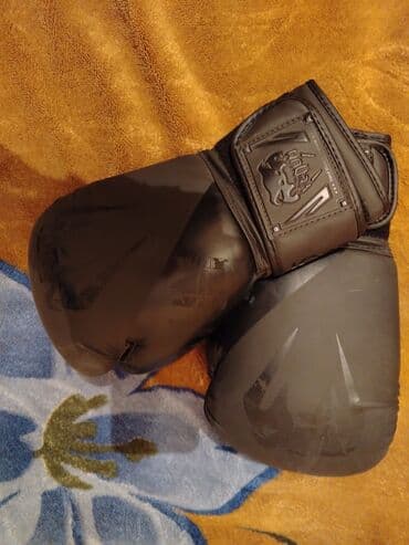 Boks əlcəkləri – qara rəng, VENUM loqolu - İdman növü: Boks