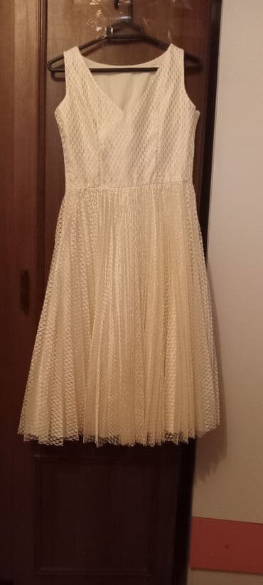 ağ don modelləri: Ağ rəngli qadın paltarı - Model: A-kəsimli, beldən açılan, 50–60-cı — 1