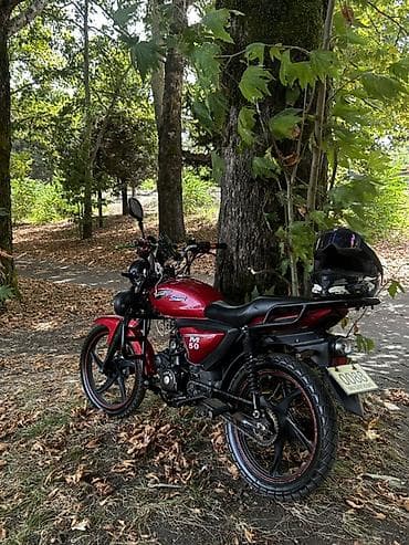 motoneqliyyat: Qırmızı rəngli 50 cc moped/motosiklet. Korpus üzərində “M 50” — 1