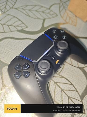 Play Station 5 pultu var Dual Sens 5 Orjinal qutusu var üstündə Pult a